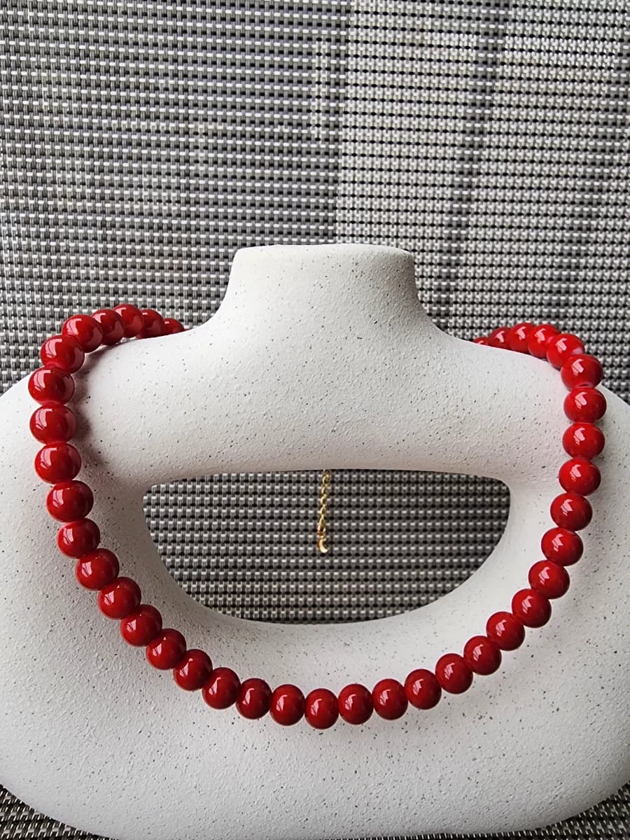 Collar de perlas rojas